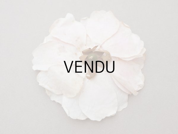 画像4: 1900年頃 アンティーク薔薇の大きな布花 パウダーピンク クウォーターロゼット咲き (4)