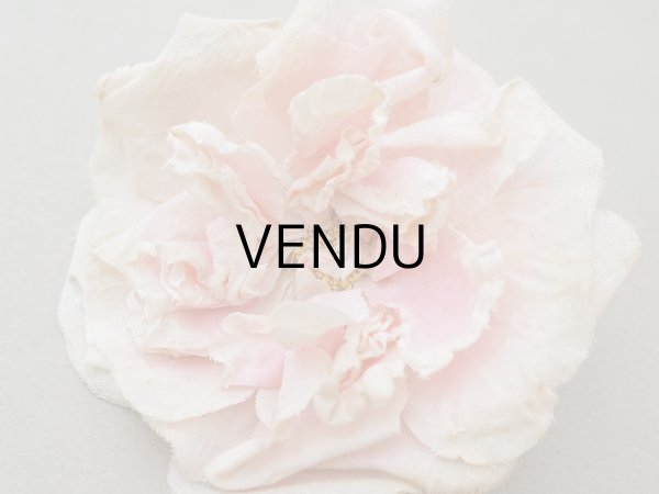 画像2: 1900年頃 アンティーク薔薇の布花 パウダーピンク クウォーターロゼット咲き (2)
