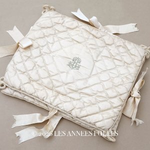 画像: アンティーク シルク製 ハンキーケース 水色のモノグラム刺繍入り  エクリュ ハンカチ用ポシェット 