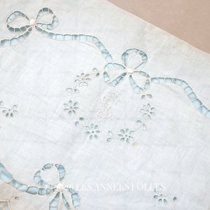 画像: アンティーク イニシャル刺繍入り シルク製 ハンキーケース パウダーブルー