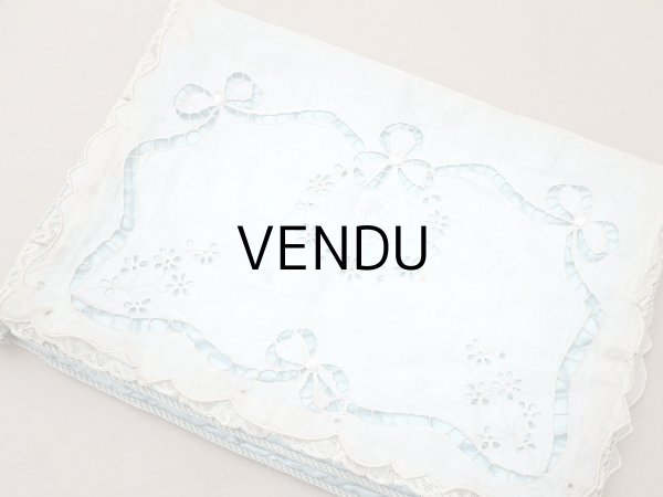 画像2: アンティーク イニシャル刺繍入り シルク製 ハンキーケース パウダーブルー (2)