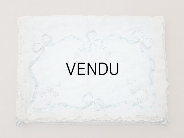 画像4: アンティーク イニシャル刺繍入り シルク製 ハンキーケース パウダーブルー (4)