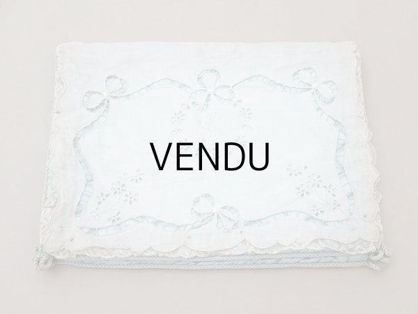 画像3: アンティーク イニシャル刺繍入り シルク製 ハンキーケース パウダーブルー (3)