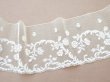 画像2: 19世紀 アンティーク 手編みの ヴァランシエンヌレース 花模様 幅10.6cm (2)