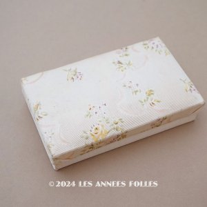 画像: ＊蚤の市＊アンティーク お菓子箱 シルク地 ピンクのリボン＆薄紫と黄色の薔薇
