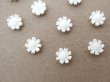 画像2: アンティーク 極小 デイジーのジュエリーパーツ 10ピースのセット 5.5mm 手彫り イボワリヌ  (2)
