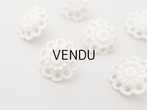 画像2: アンティーク 花のボタン 14mm 手彫り イボワリヌ 7ピースのセット (2)