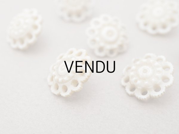 画像3: アンティーク 花のボタン 14mm 手彫り イボワリヌ 7ピースのセット (3)