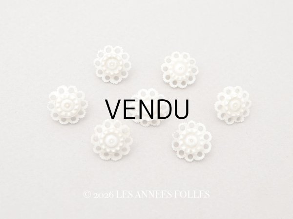 画像1: アンティーク 花のボタン 14mm 手彫り イボワリヌ 7ピースのセット (1)