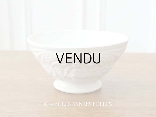 画像1: 19世紀 アンティーク カフェオレボウル 花のレリーフ柄 オフホワイト (1)