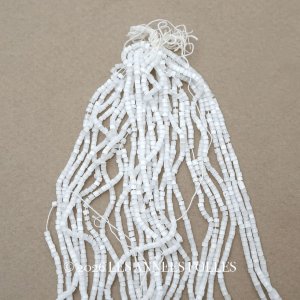 画像: アンティーク ガラス製 サティネビーズ ホワイト 1cm=8粒