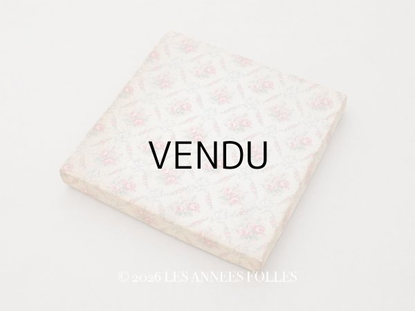 画像1: アンティーク ピンクの薔薇&ブルーのリボン ハンキーケース リボン付 カルトナージュボックス (1)