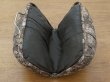 画像16: アンティーク ティーコージー イニシャル入り 花模様 ティーポットカバー (16)