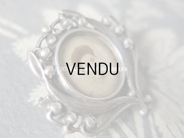 画像3: アンティーク フォトフレームのブローチ 鈴蘭 (3)