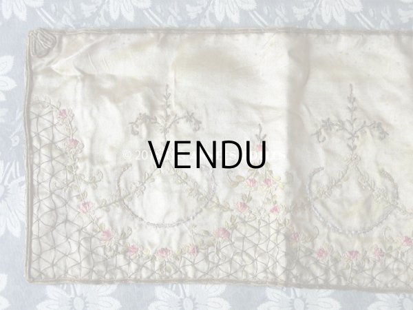 画像4: 19世紀末 アンティーク  リボン刺繍入り シルク布 花のガーランド (4)
