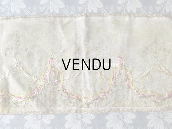 画像8: 19世紀末 アンティーク  リボン刺繍入り シルク布 花のガーランド (8)