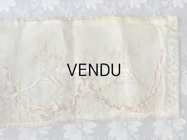 画像9: 19世紀末 アンティーク  リボン刺繍入り シルク布 花のガーランド (9)