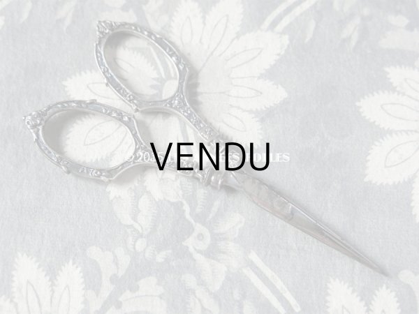 画像15: 19世紀 アンティーク シルバー製 裁縫道具セット 薔薇のガーランド レザーケース付 (15)