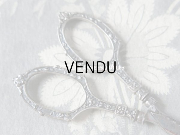 画像17: 19世紀 アンティーク シルバー製 裁縫道具セット 薔薇のガーランド レザーケース付 (17)