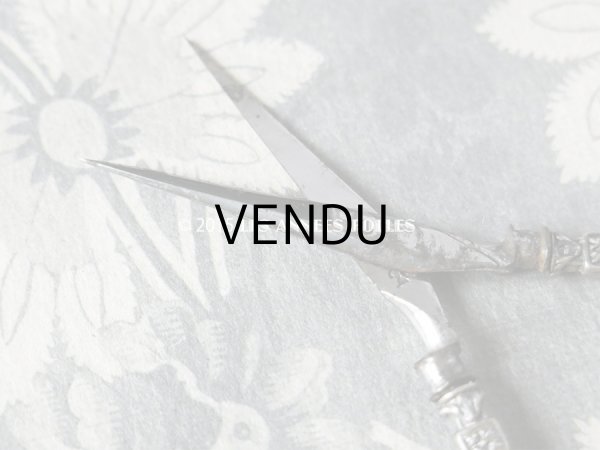 画像18: 19世紀 アンティーク シルバー製 裁縫道具セット 薔薇のガーランド レザーケース付 (18)