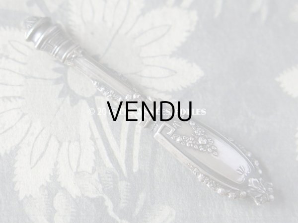 画像9: 19世紀 アンティーク シルバー製 裁縫道具セット 薔薇のガーランド レザーケース付 (9)