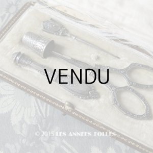 画像: 19世紀 アンティーク シルバー製 裁縫道具セット 薔薇のガーランド レザーケース付