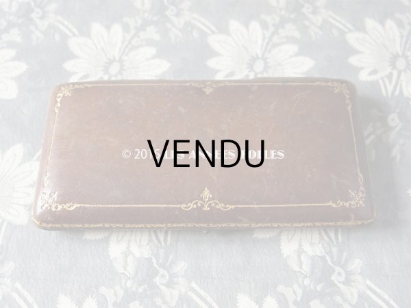 画像3: 19世紀 アンティーク シルバー製 裁縫道具セット 薔薇のガーランド レザーケース付 (3)