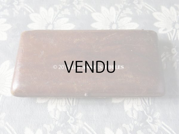 画像4: 19世紀 アンティーク シルバー製 裁縫道具セット 薔薇のガーランド レザーケース付 (4)