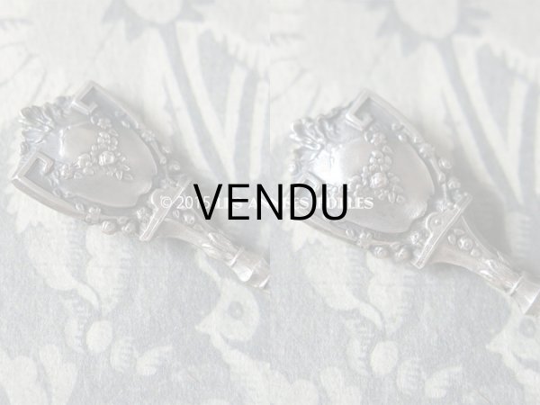 画像7: 19世紀 アンティーク シルバー製 裁縫道具セット 薔薇のガーランド レザーケース付 (7)