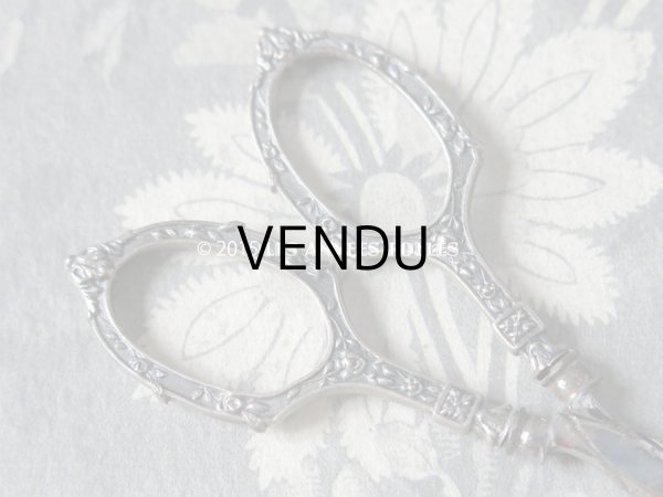 画像16: 19世紀 アンティーク シルバー製 裁縫道具セット 薔薇のガーランド レザーケース付 (16)