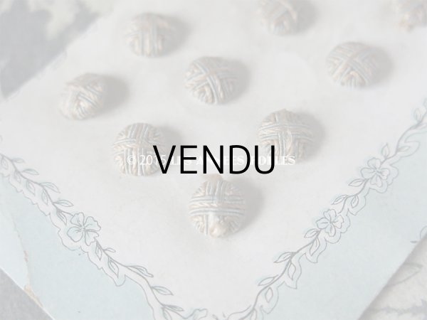 画像5: 19世紀 アンティーク シルク製 小さな くるみボタン  7mm  クリームイエロー&パールブルー 12ピース (5)