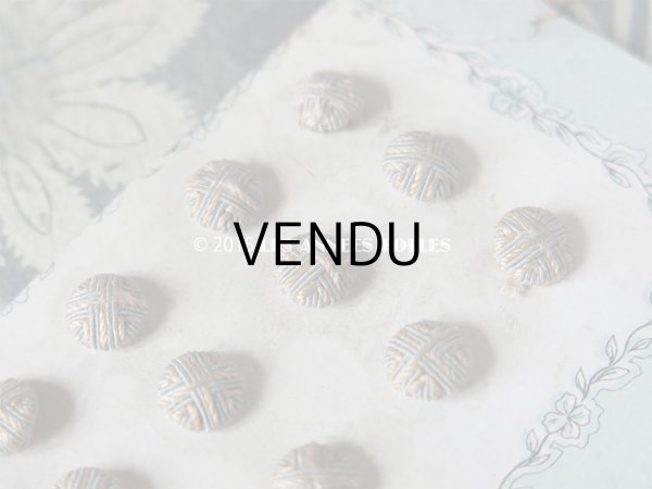 画像6: 19世紀 アンティーク シルク製 小さな くるみボタン  7mm  クリームイエロー&パールブルー 12ピース (6)