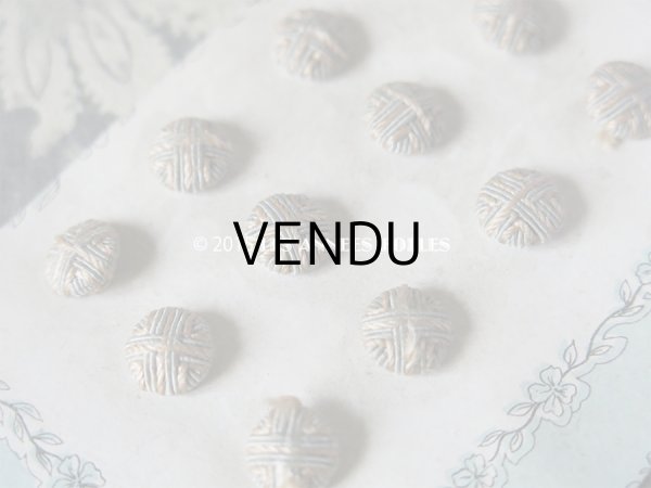 画像4: 19世紀 アンティーク シルク製 小さな くるみボタン  7mm  クリームイエロー&パールブルー 12ピース (4)