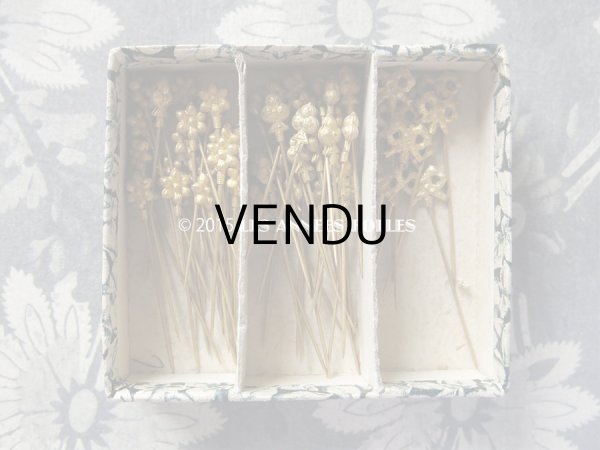 画像5: アンティーク リボン＆花＆クロバー型 エパングル入り 硝子の蓋の紙箱  (5)