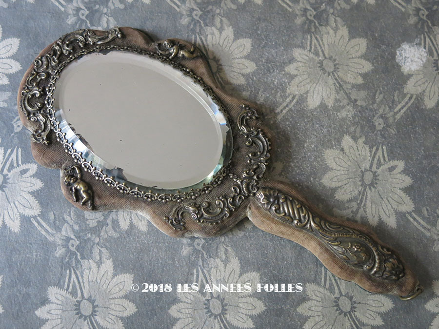 画像1: 19世紀 アンティーク 天使＆ロカイユ装飾の手鏡 ブラウンのベルベット (1)