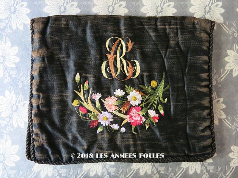 画像1: 19世紀 アンティーク シルク製 ハンキーケース 黒 モノグラム＆花刺繍 ハンカチ用ポシェット  (1)