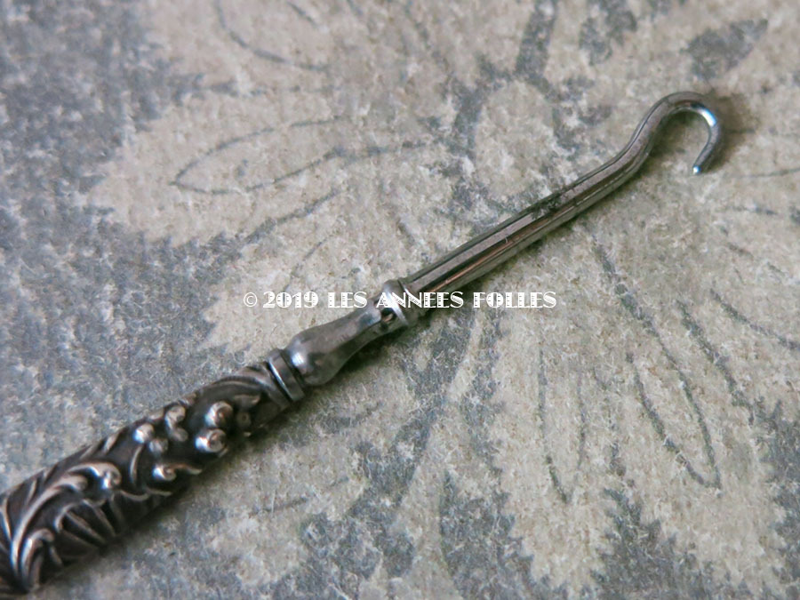 画像2: アンティーク  シルバー製  小さなかぎ針 ロカイユ装飾 (2)