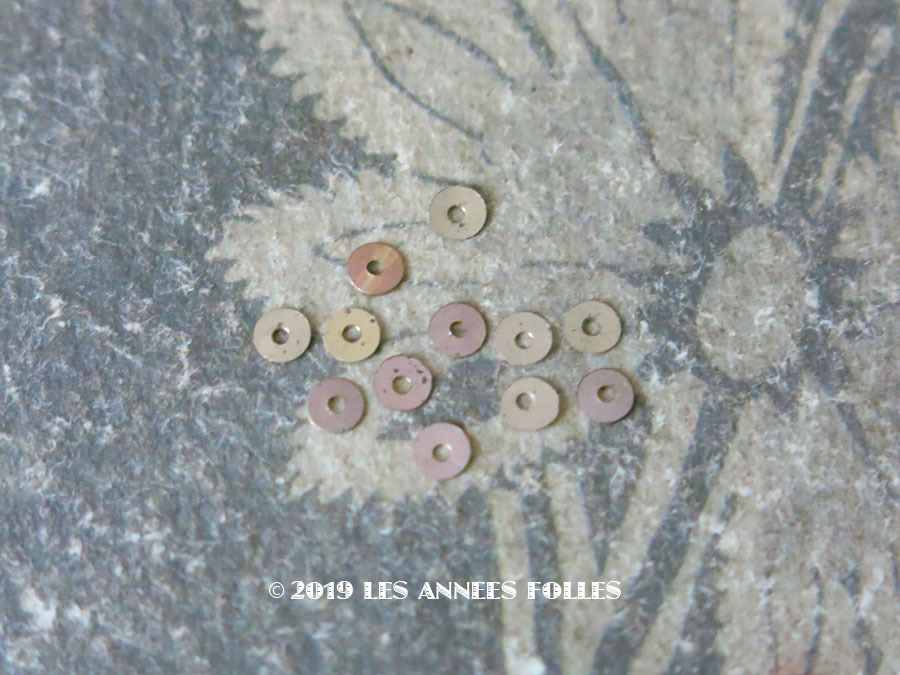 画像1: 19世紀末 アンティーク メタル製 極小 3mm スパンコール シルバー オーロラ加工 200ピースのセット  (1)