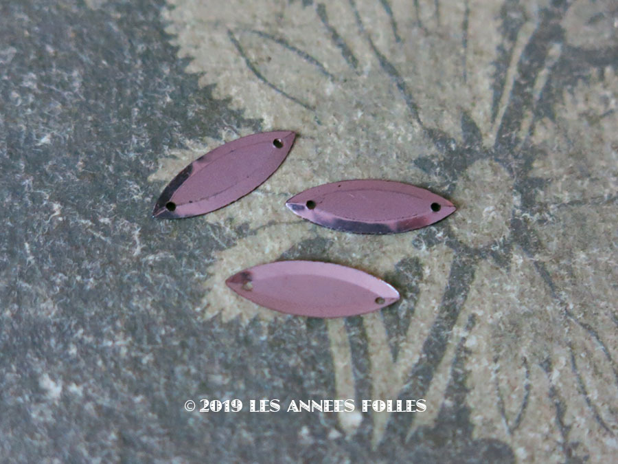 画像1: ＊蚤の市＊ 19世紀末 アンティーク メタル製 5.5×14mm 立体 スパンコール 薄紫 60ピースのセット  (1)