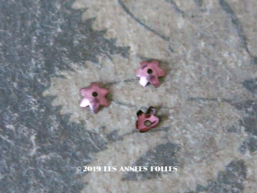 クリスマスセール19対象外 19世紀末 アンティーク メタル製 極小 3mm 花型 立体 スパンコール 淡いピンクパープル 50ピースのセット Les Annees Folles