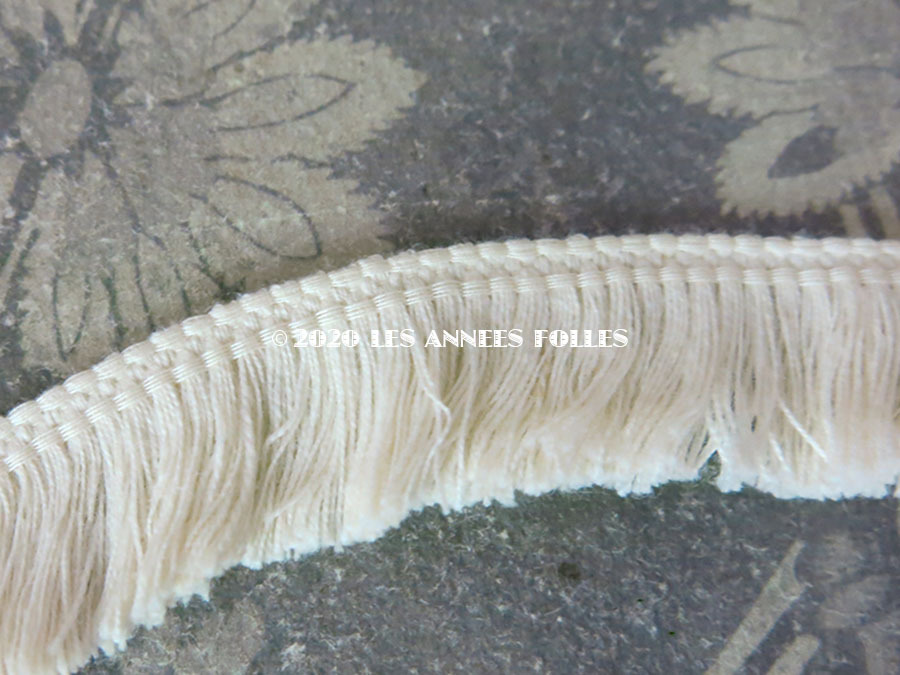 画像4: 【10周年セール対象外】 1900年代 アンティーク ドレスの裾用 フリンジのトリム オフホワイト 2cm幅  (4)