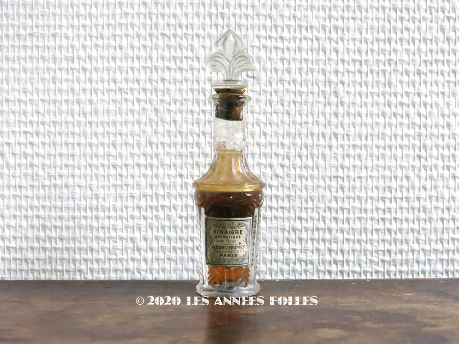 画像1: 19世紀末 アンティーク 百合の紋章型の栓付き　小さなパフュームボトル - GELLE FRERES PARIS - (1)