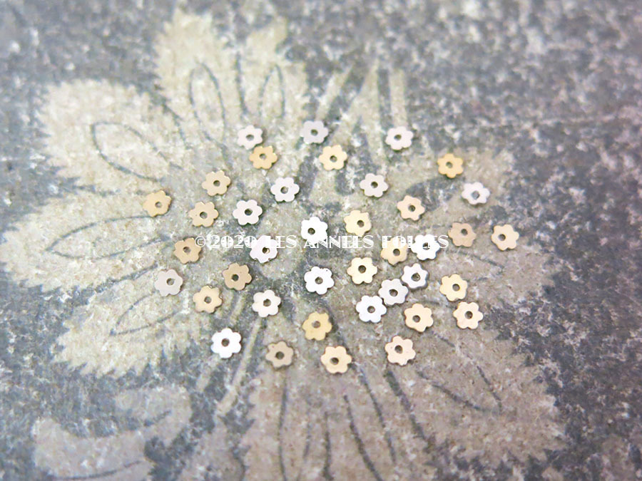 画像5: 19世紀末 アンティーク メタル製 極小 3mm 花型 スパンコール 100ピースのセット シャンパンゴールド (5)