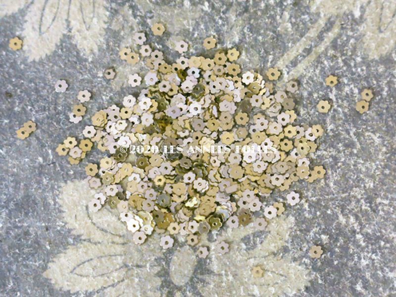 画像4: 19世紀末 アンティーク メタル製 極小 3mm 花型 スパンコール 100ピースのセット シャンパンゴールド (4)