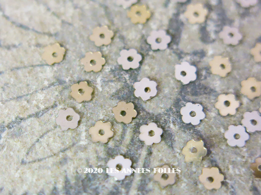 画像1: 19世紀末 アンティーク メタル製 極小 3mm 花型 スパンコール 100ピースのセット シャンパンゴールド (1)