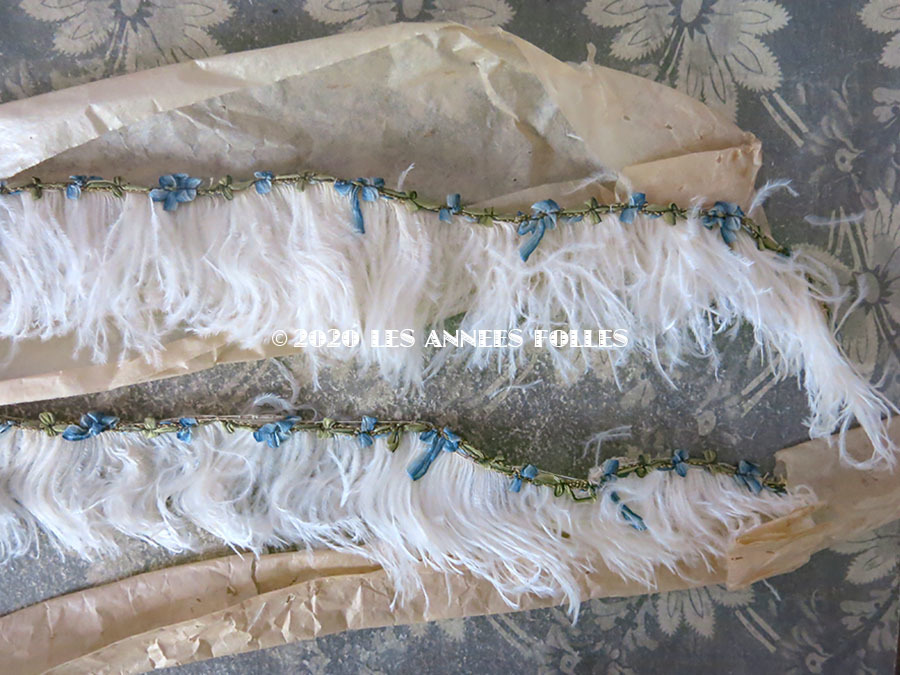 画像4: 未使用 ラベル付き アンティーク シルク製 ブルーのロココトリム付 オフホワイトのフェザー  約60cm (4)