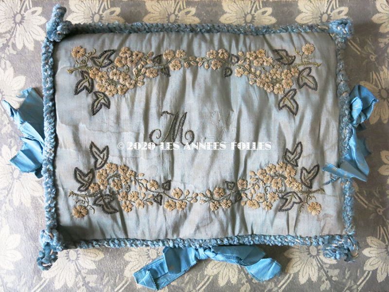 画像2: 19世紀 アンティーク シルク製 ハンキーケース モノグラム＆花刺繍 ハンカチ用ポシェット グレイッシュブルー (2)