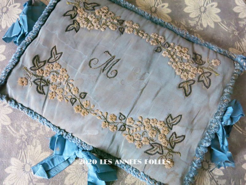 画像1: 19世紀 アンティーク シルク製 ハンキーケース モノグラム＆花刺繍 ハンカチ用ポシェット グレイッシュブルー (1)
