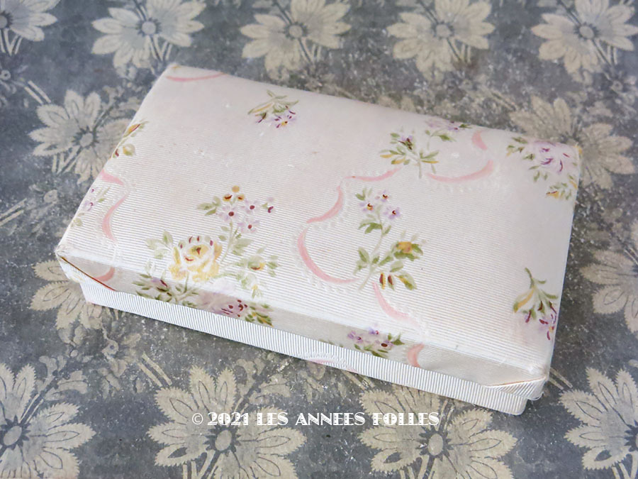 画像2: 1900年頃 アンティーク お菓子箱 シルク地 ピンクのリボン＆薄紫と黄色の薔薇 (2)
