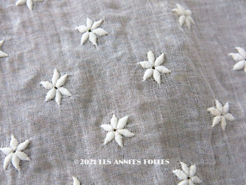 画像1: アンティーク  花の刺繍入り コットン生地 44×45cm (1)